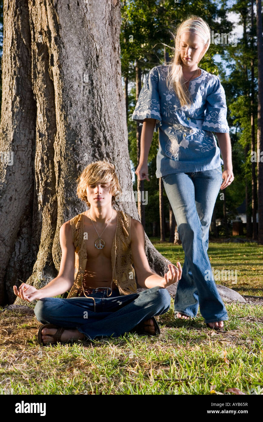 Hippie meditieren im freien Stockfoto