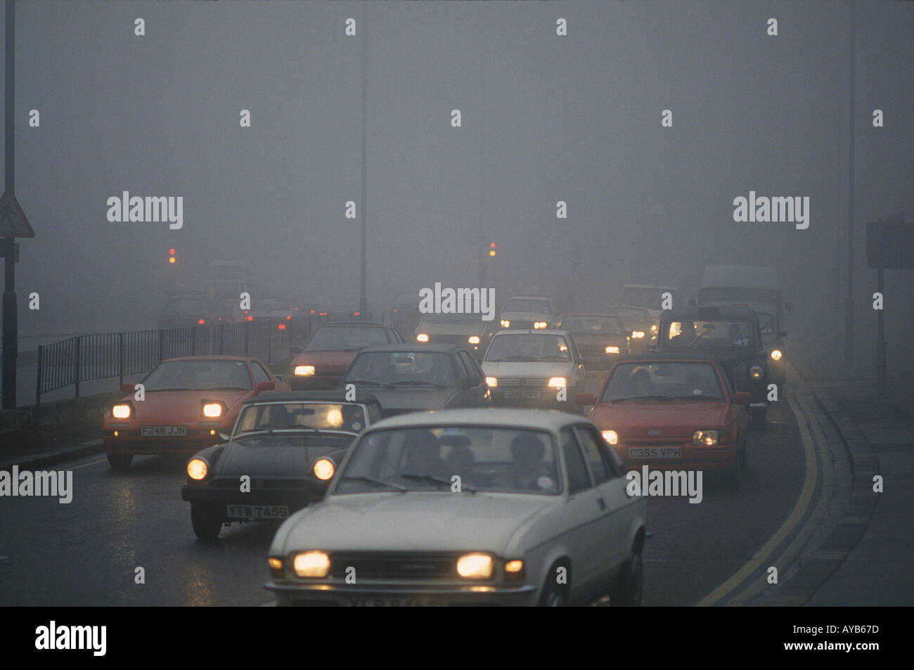 Verkehr an nebeligen Tag in London Stockfoto