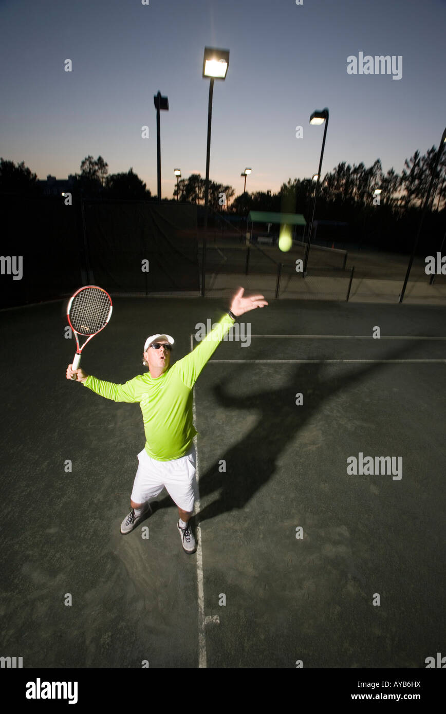 Tennis-Spieler dienen Stockfoto
