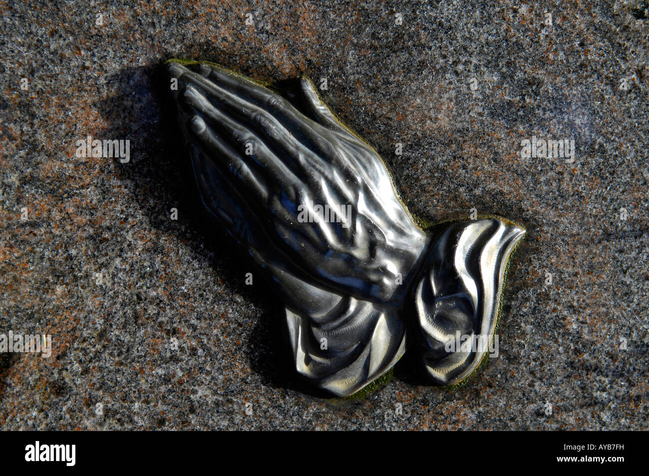 betende Christentum Friedhof Grabstein Grabstein Religion zusammengeschlossen Stockfoto