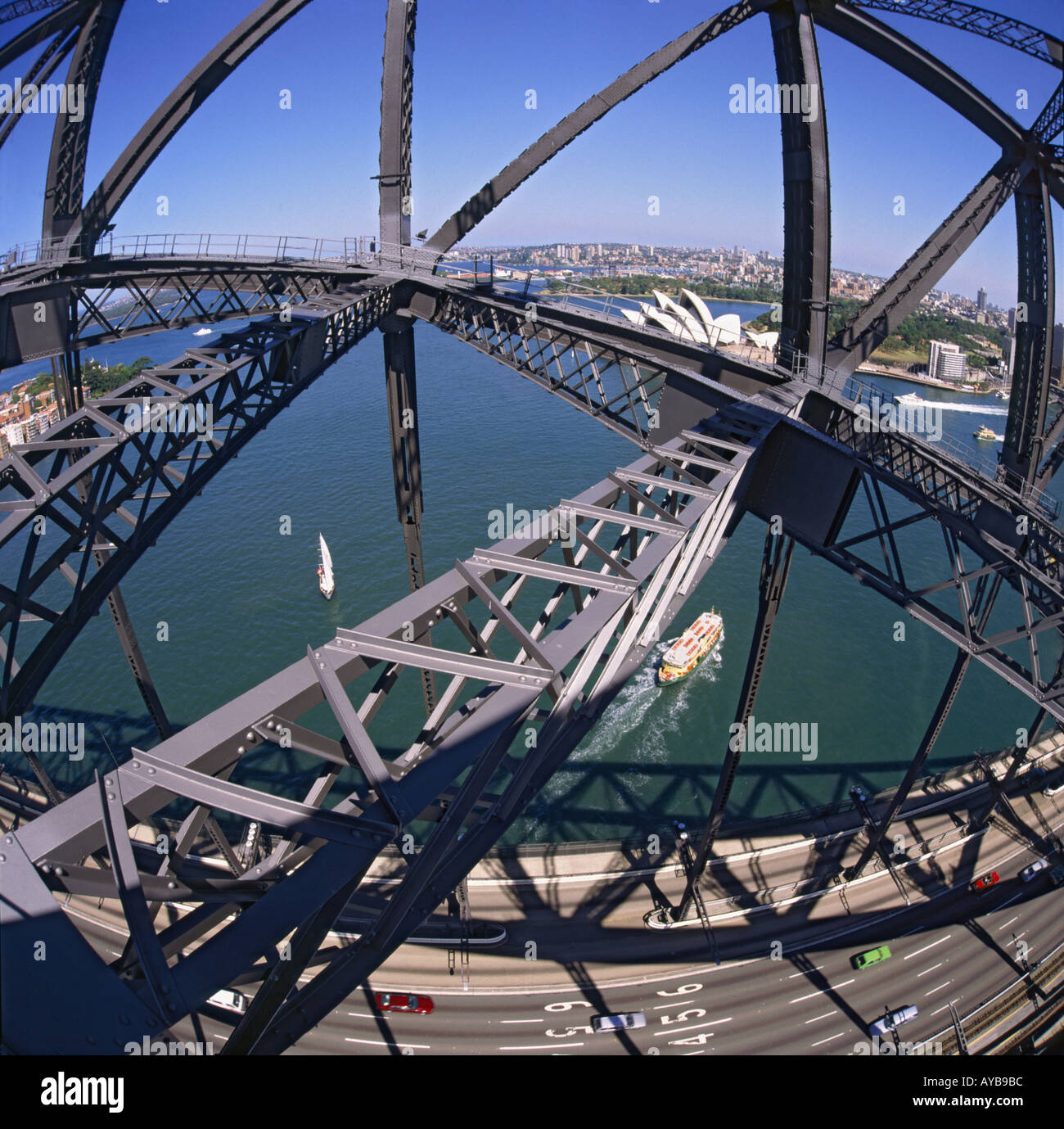 Blick vom innerhalb der metallischen Träger Überbau der Sydney Harbour Bridge mit Bennelong Point und Opernhaus Sydney Australia Stockfoto