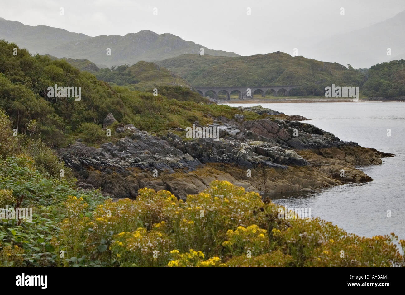 Brücke über den Fluss Cluanie in den Highlands von Schottland Stockfoto