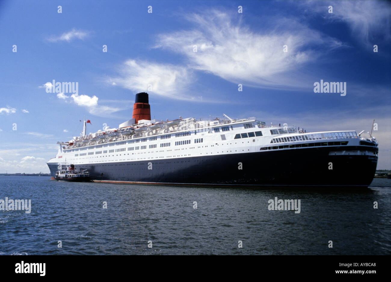 Königin Elizabeth II Schiff vor Anker im Fluß Mersey, Liverpool, England, UK Stockfoto
