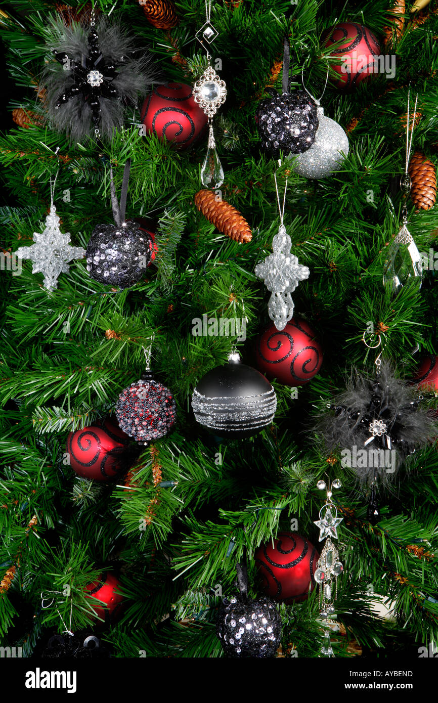 Rot schwarz und Silber Kugeln am Weihnachtsbaum Stockfotografie - Alamy