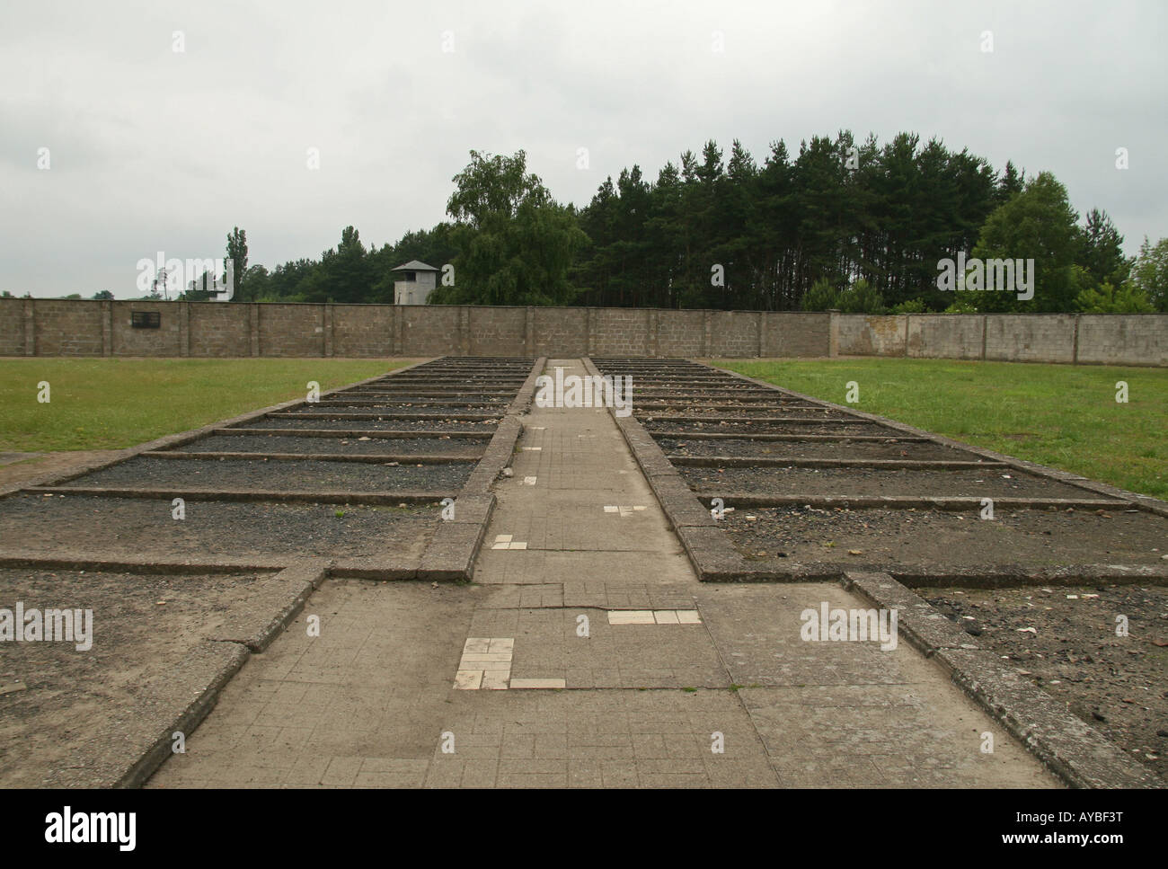 Die restlichen Betonfüssen eines Blocks innerhalb des Lagers Gefängnisses in das ehemalige Konzentrationslager Sachsenhausen, Berlin. Stockfoto