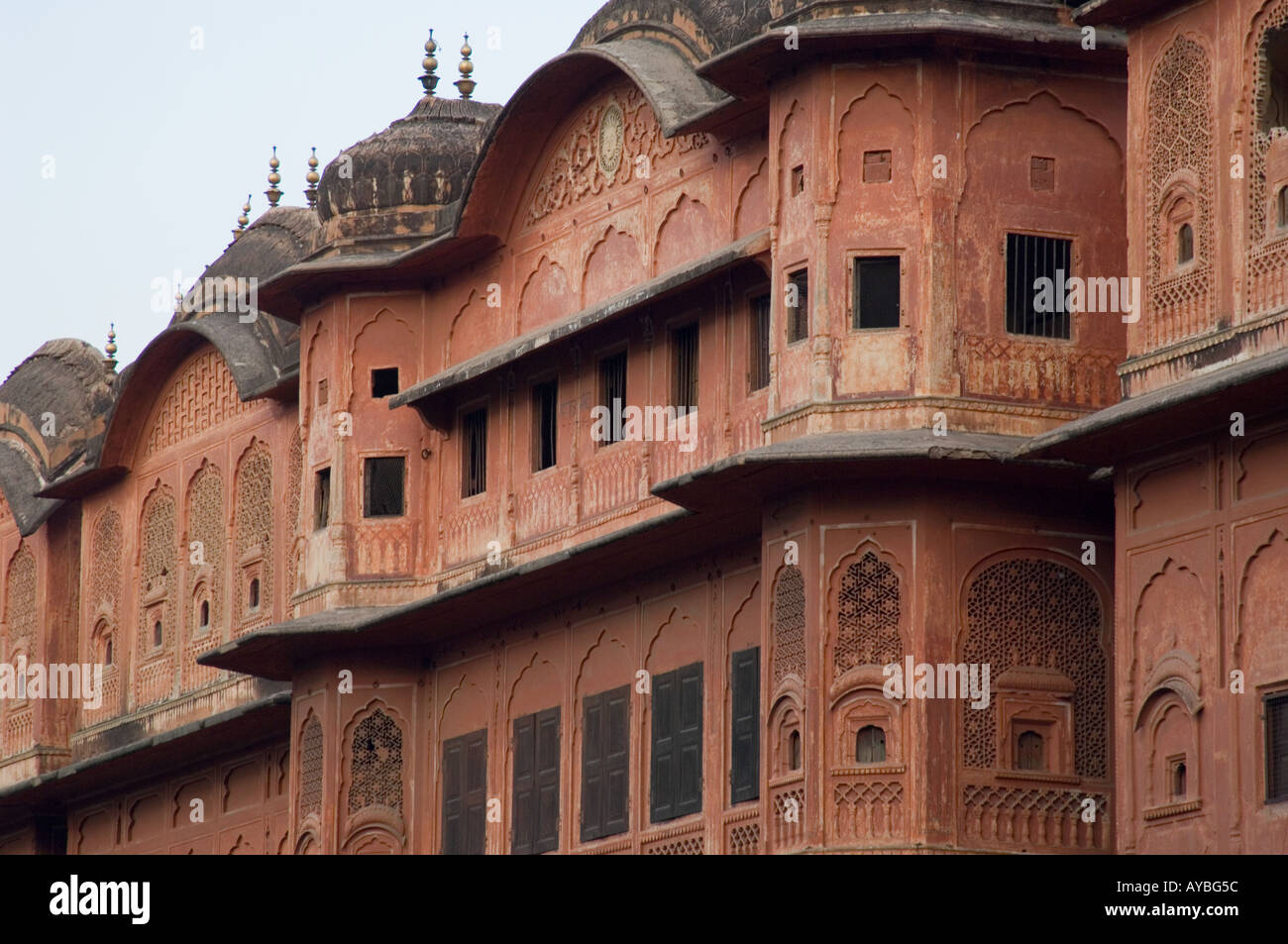 Gebäude gegenüber dem Palast der Winde - Hawa Mahal, in Jaipur, Indien. Stockfoto