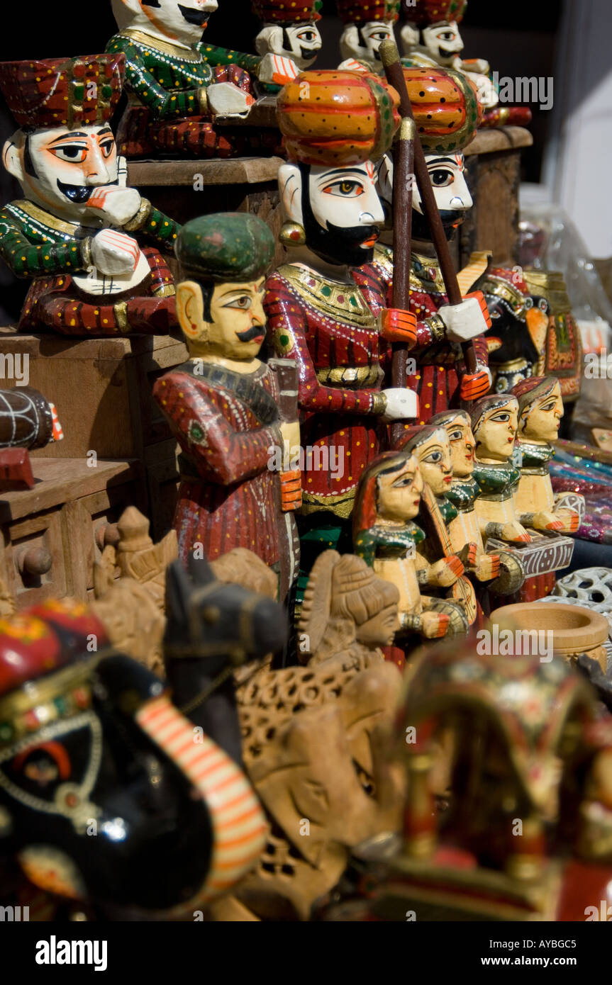 Sammlung von Holzspielzeug für den Verkauf auf einem Marktstand innerhalb des Roten Forts, Delhi-Indien. Stockfoto