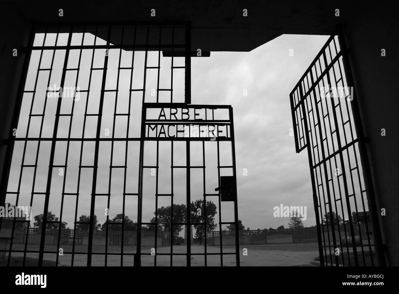 "Arbeit Macht Frei" ("Arbeit bringt Freiheit") in das Eingangstor, das ehemalige Konzentrationslager Sachsenhausen. Stockfoto