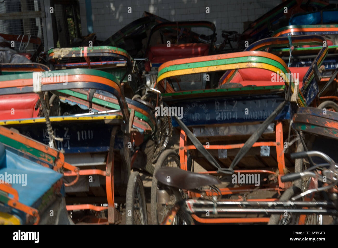 Reihen von Fahrradrikschas, New Delhi, Indien. Stockfoto