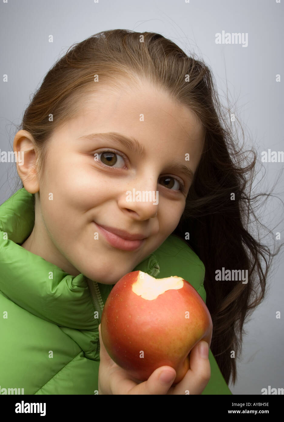 Junges Mädchen einen Apfel essen Stockfoto