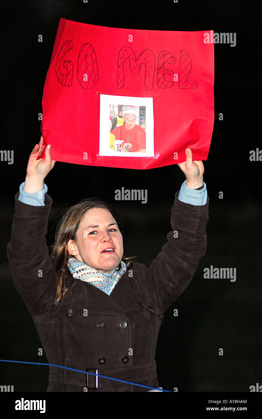 Junge Frau anfeuern ihrer Freundin, die Teilnahme an einem 5KM Lauf zugunsten von Nächstenliebe, Regents Park, London. April 2008 Stockfoto