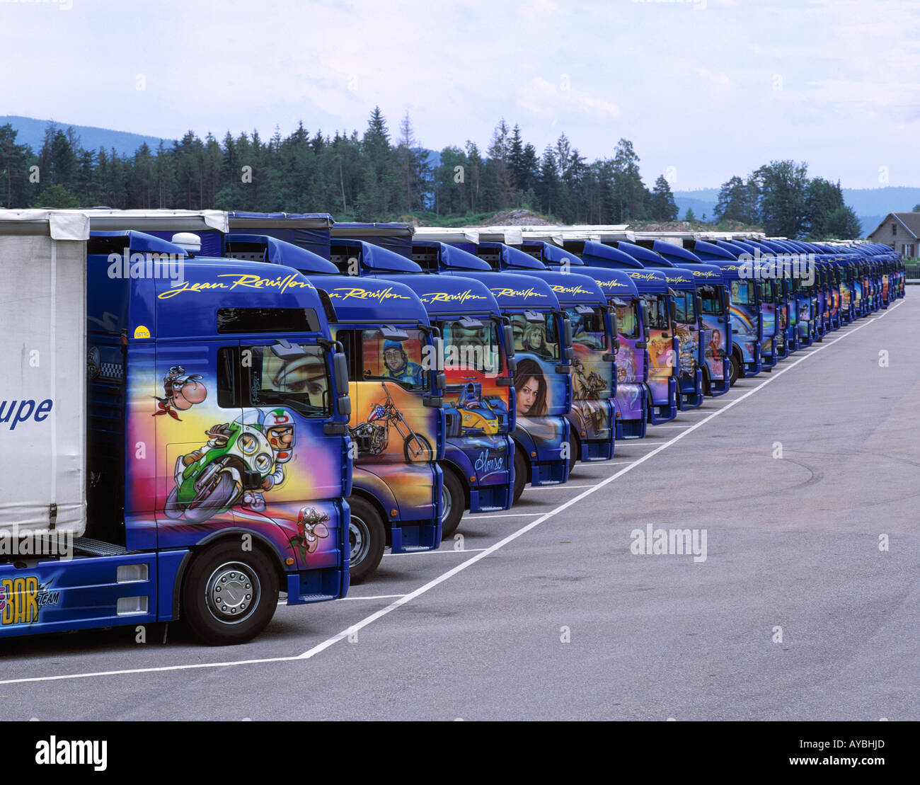 TRANSPORT LKW LINIE 32 GEPARKT AUF DER JEAN ROUILLON TRANSPORT DEKORIERT Stockfoto