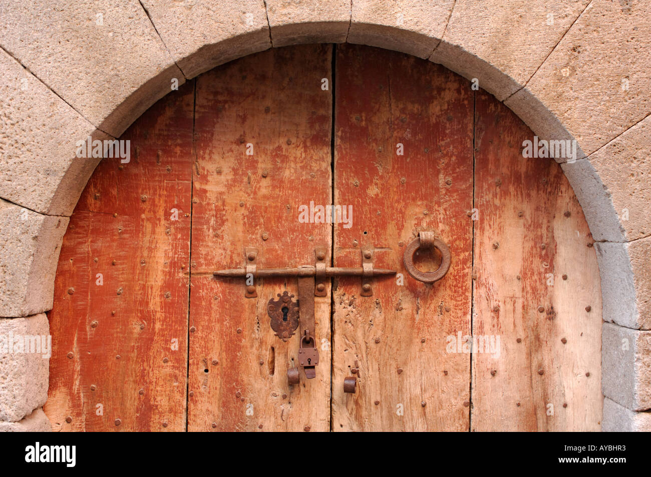 schwere Holztore in Wand des mittelalterlichen Gefängnis Castello de Empuries Costa Brava in Spanien Stockfoto