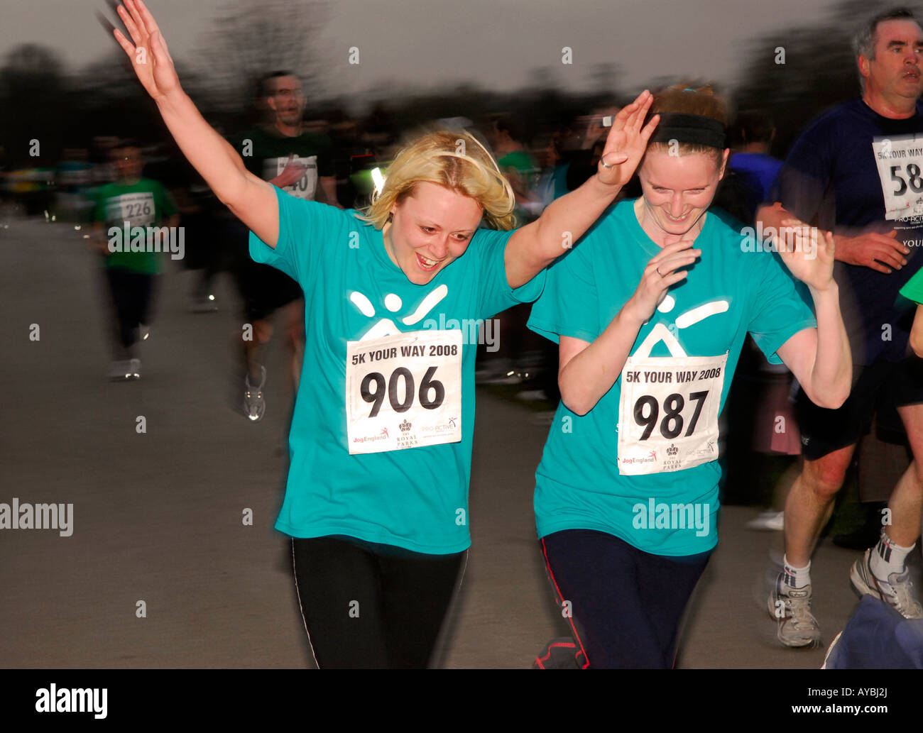 Kommunalbeschäftigten Teilnahme an einem 5KM Charity-Lauf Regent s Park London UK Stockfoto