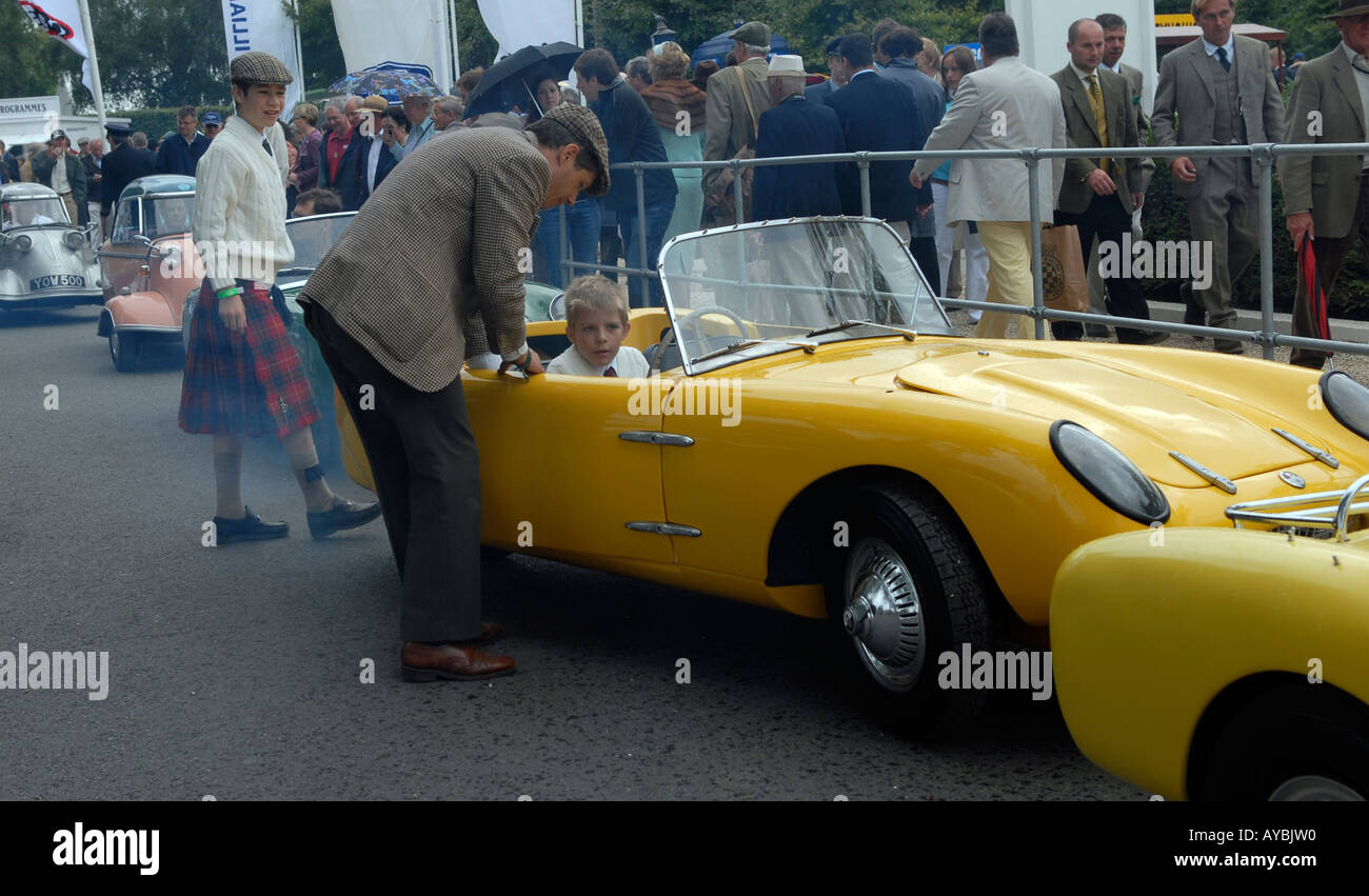 Ein junger Fahrer hinter dem Lenkrad eines micro Autos beim Goodwood Revival 2006 Stockfoto