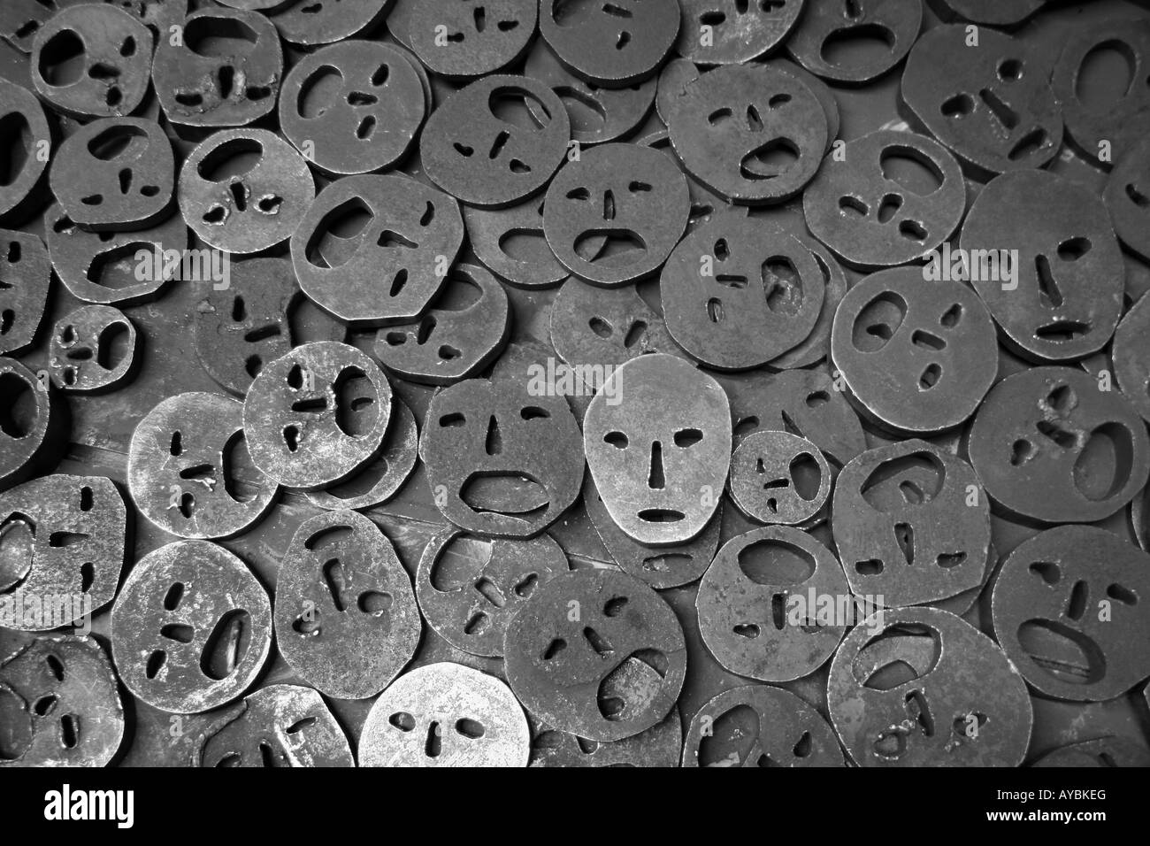 Die Eisen-Gesichter der Shalechet - Fallen Leaves aufweisen, in den Speicherbereich des Jüdisches Museum (jüdischen), Berlin. Stockfoto