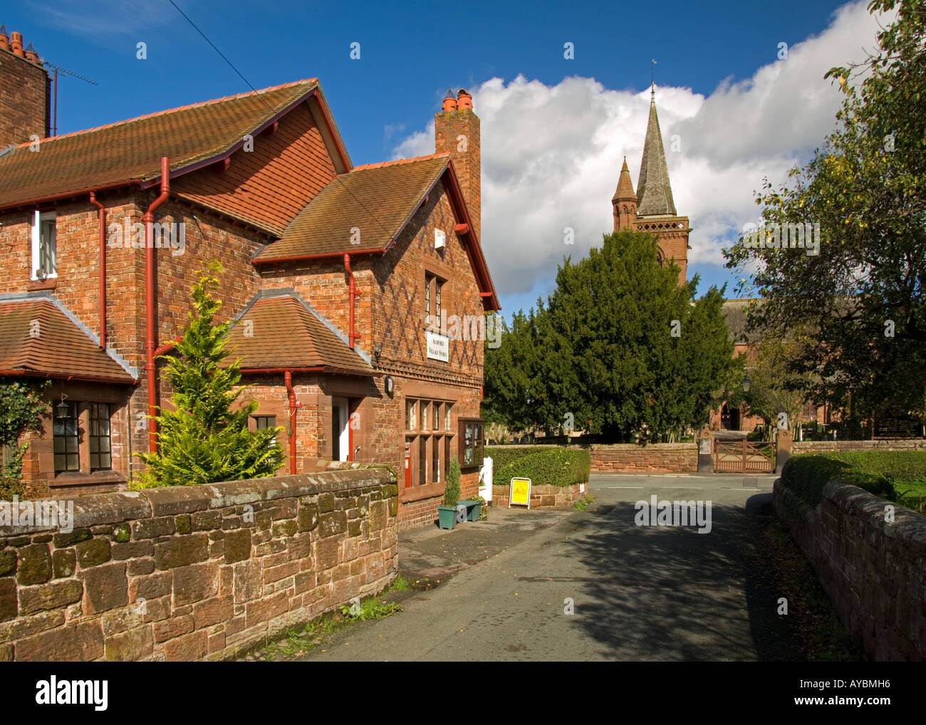 Aldford der Post und der Pfarrkirche St. Johannes der Täufer, Aldford, Cheshire, England, Vereinigtes Königreich Stockfoto