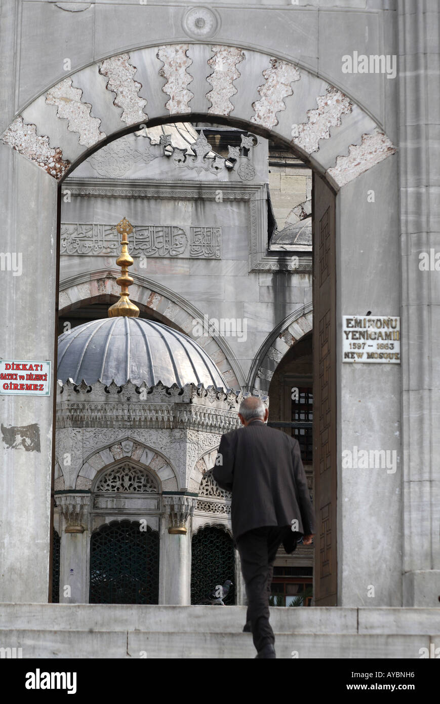 Islamische Mann betreten der neuen Moschee. Eminonu, Istanbul, Türkei Stockfoto