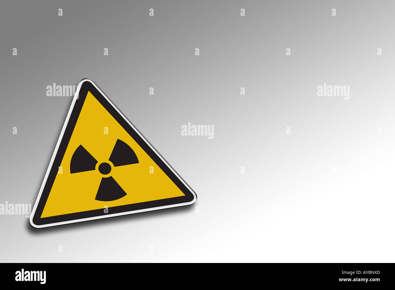 Radioaktiven Warnschild über gradient Hintergrund einschließlich Clipping-Pfad für das Warnschild Stockfoto