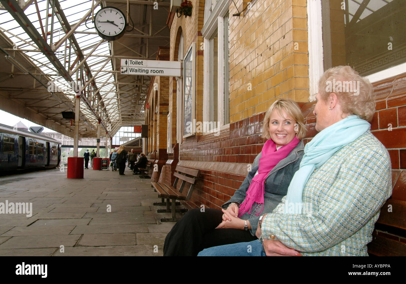 Passagiere am Bolton Bahnhof im Vereinigten Königreich Stockfoto
