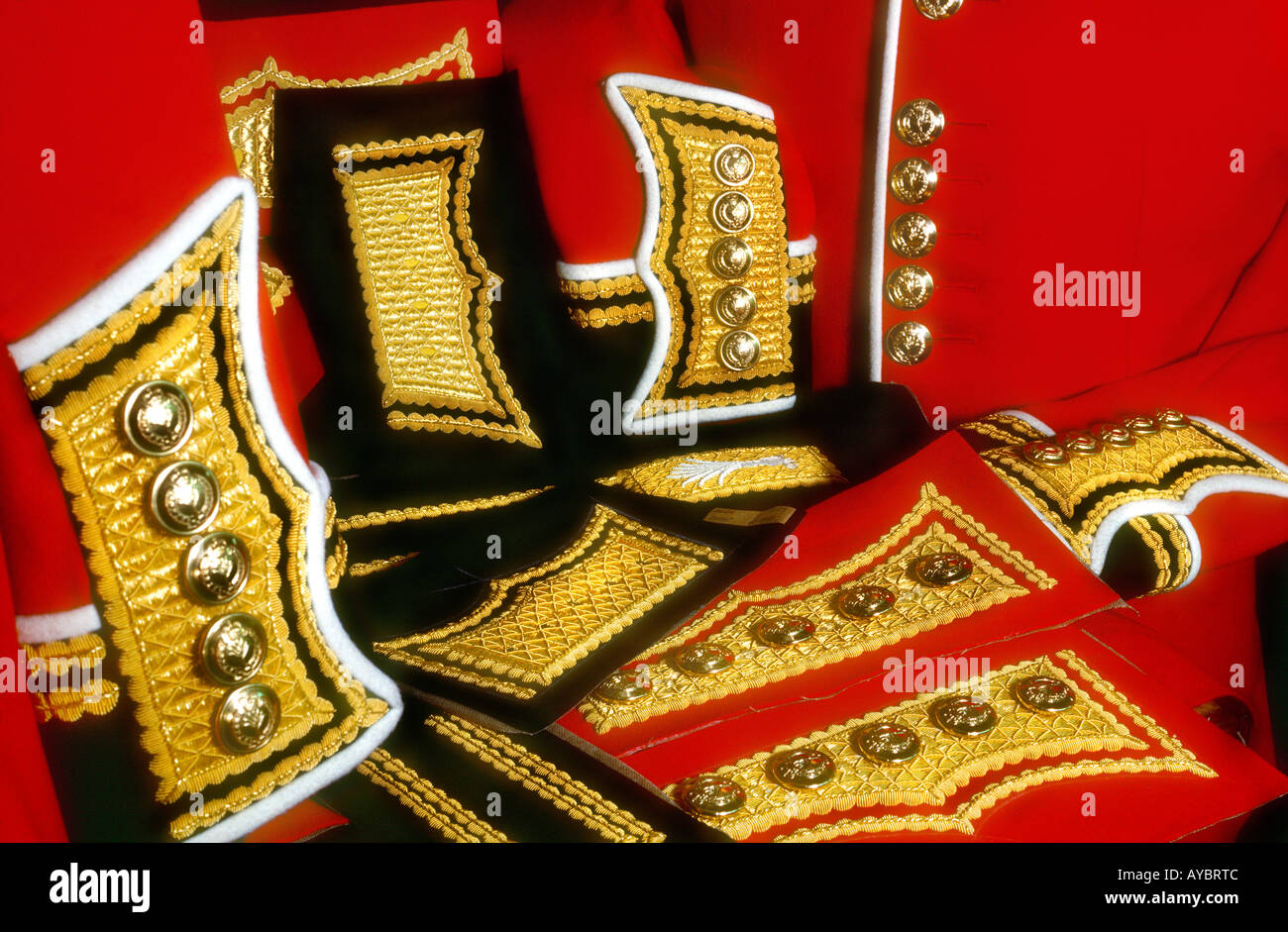 Stilleben, Farbfelder rot scarlet Stoff mit goldenen Zopf & Messingknöpfe für königliche militärische Uniformen gemacht durch die Deges Savile Row, Stockfoto