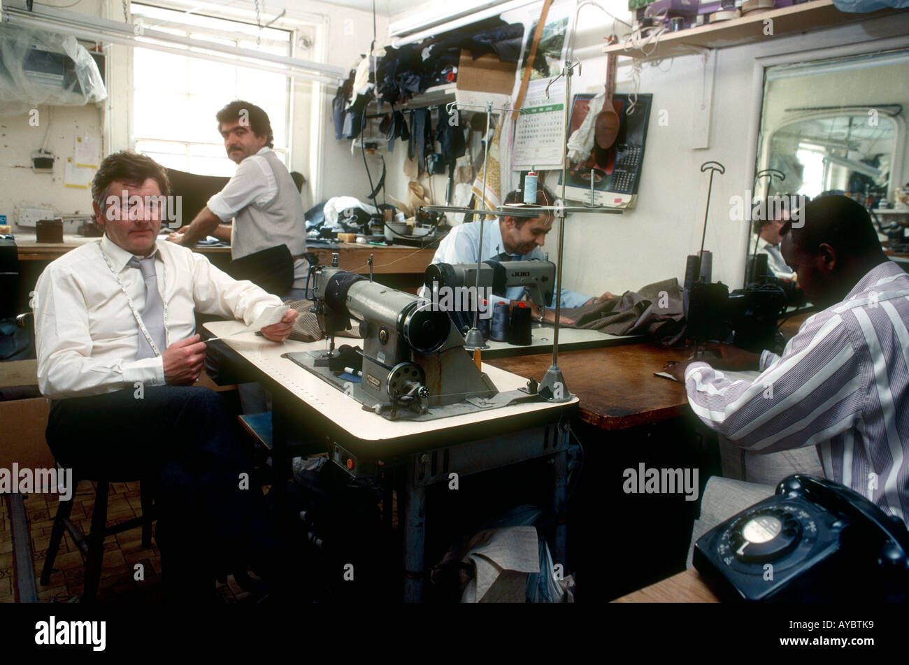 Brian Heftklammern und Personal Savile Row Schneider gesehen hier in ihrem Arbeitszimmer im Obergeschoss früher Sweatshops in der Carnaby Street London Stockfoto