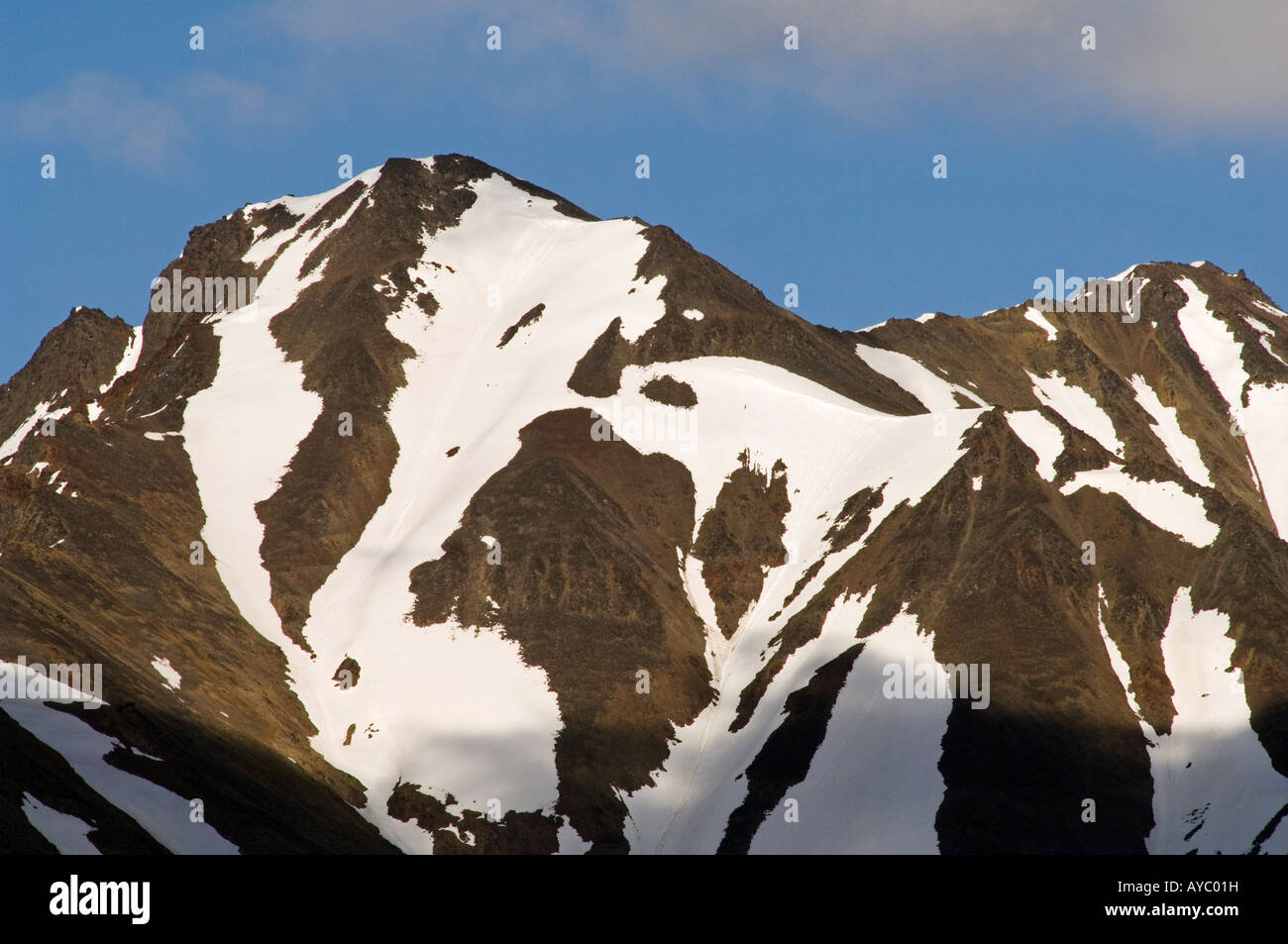 USA, Alaska. Muster auf einem Berg in die Alaska Range Anfang Juni Schnee. Die Berge sind die Craggies genannt. Stockfoto