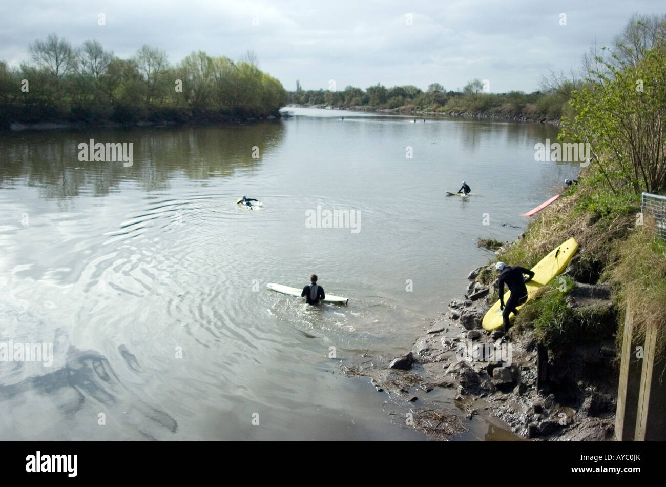 Surfer warten Fluss Severn Bore in Gloucester, die eine Sache der Vergangenheit werden, wenn Pläne für eine neue Flut über Stockfoto