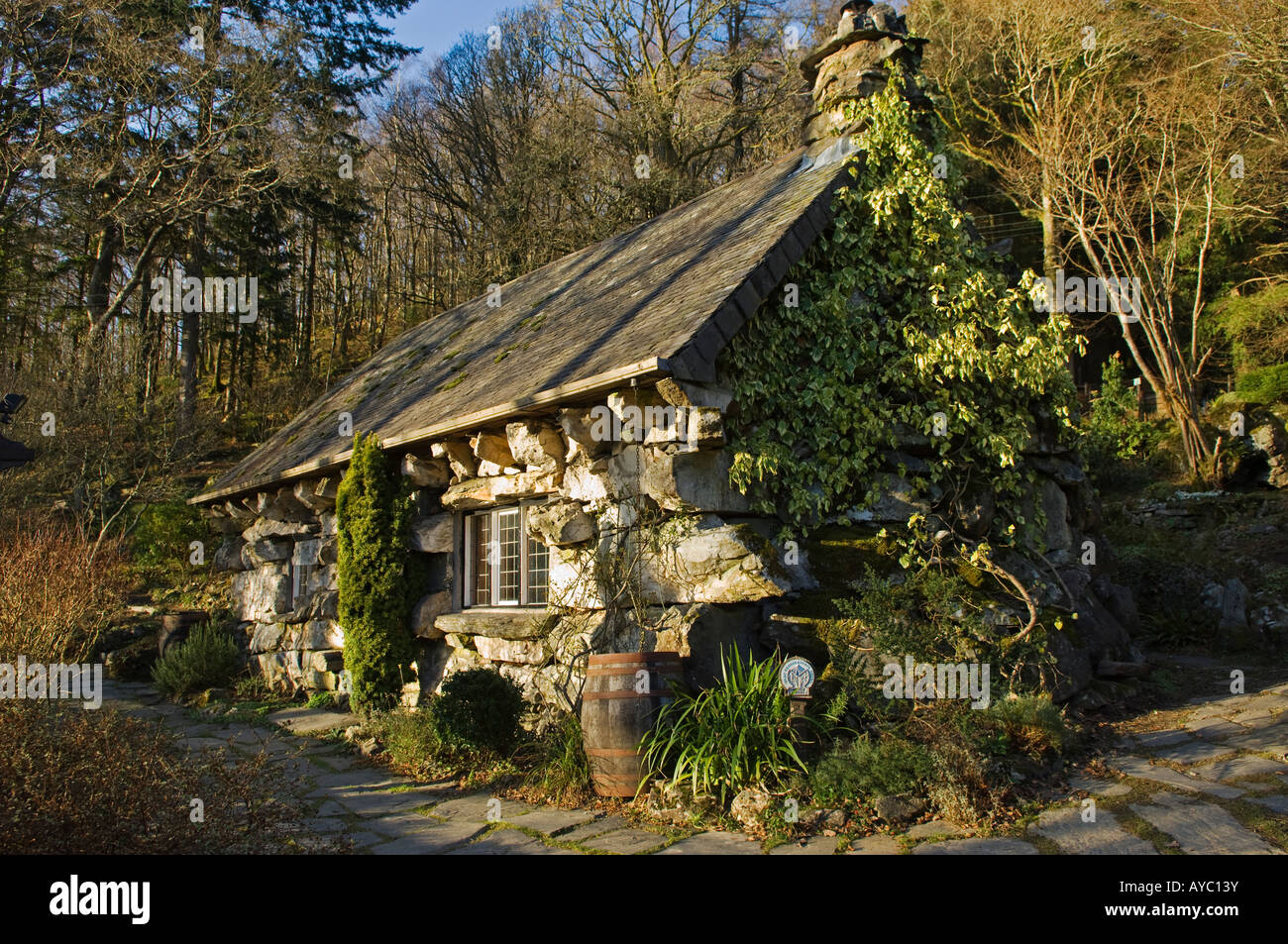 Wales, Conwy, Betws-y-Coed. Ty Hyll oder The Ugly House ist der Hauptsitz des Vereins Snowdonia National Park. Stockfoto