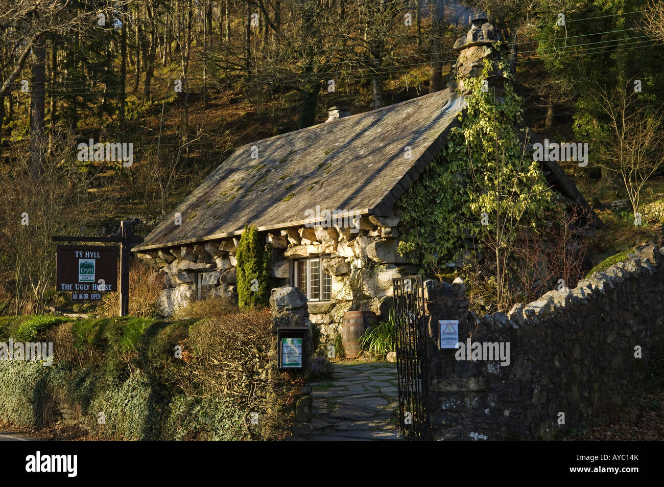 Wales, Conwy, Betws-y-Coed. Ty Hyll oder The Ugly House ist der Hauptsitz des Vereins Snowdonia National Park. Stockfoto