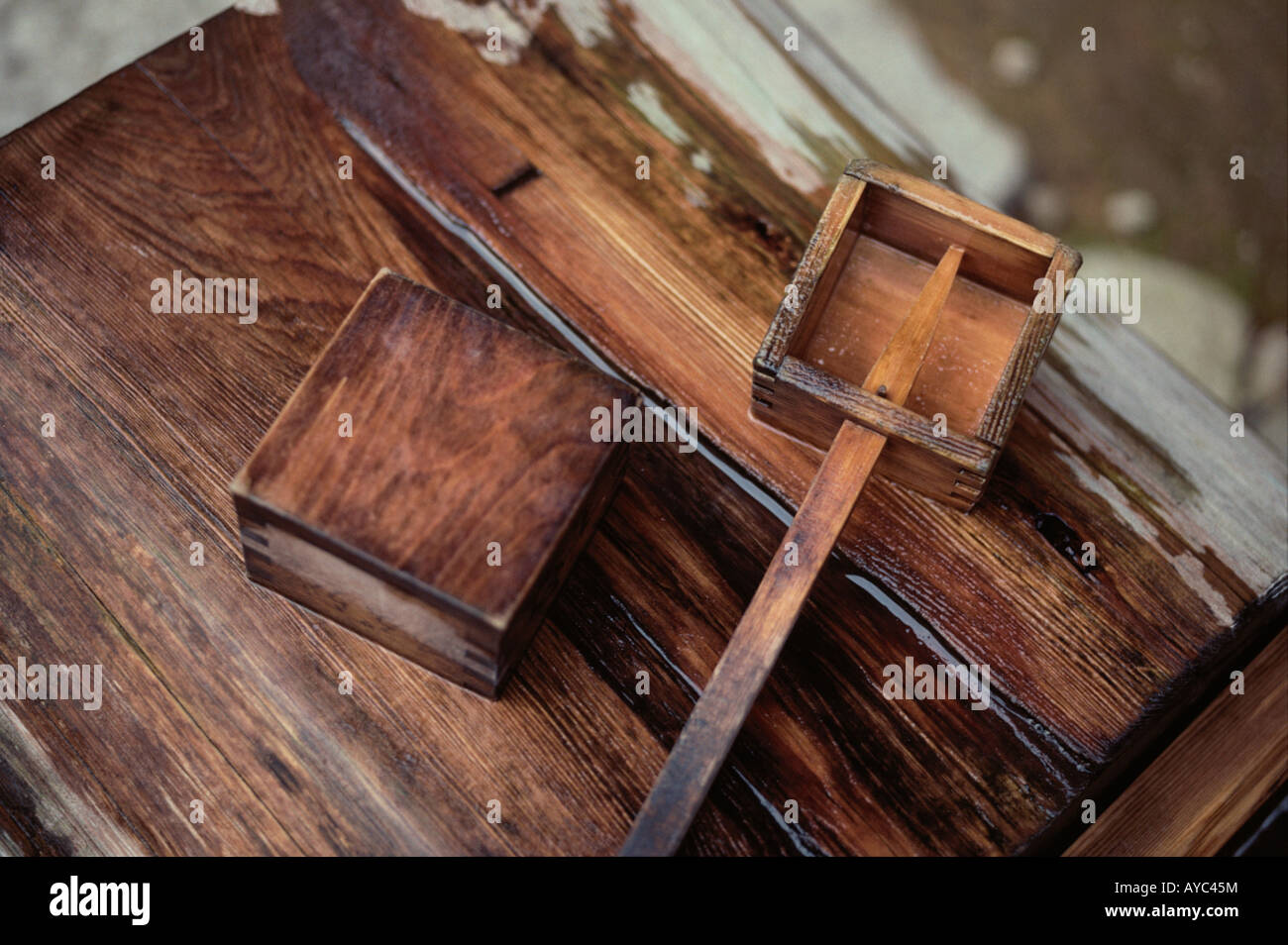 Schaufel auf Holzarbeiten Stockfoto