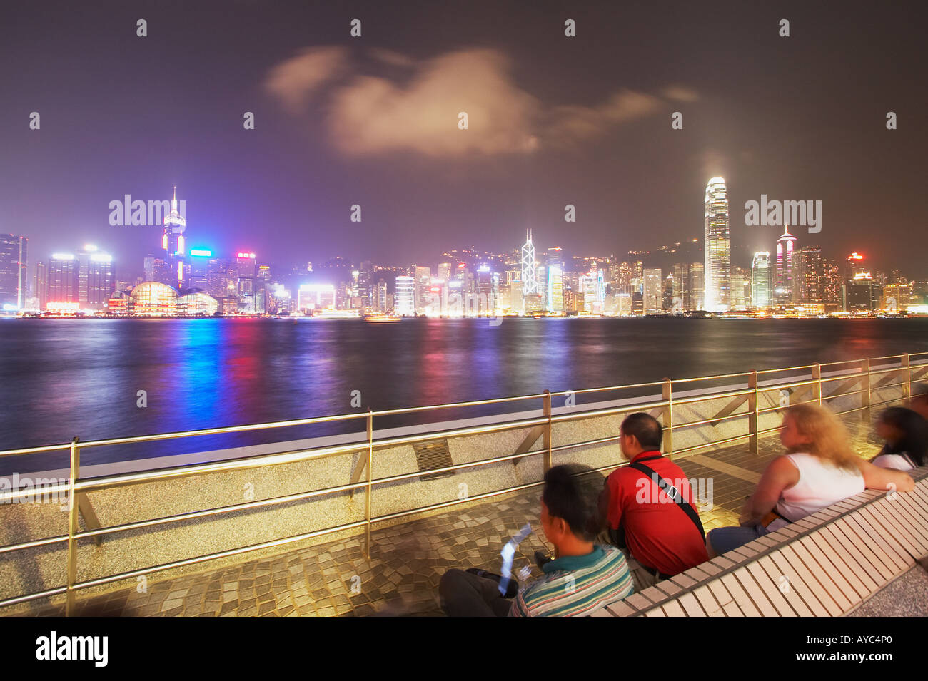 Menschen, die genießen Blick auf Hafen, Hong Kong Stockfoto