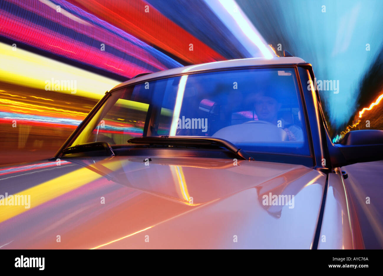 Motorhaube und Windschutzscheibe SUV fahren bei Nacht mit bunten Lichtern, die Unschärfe im Hintergrund Stockfoto