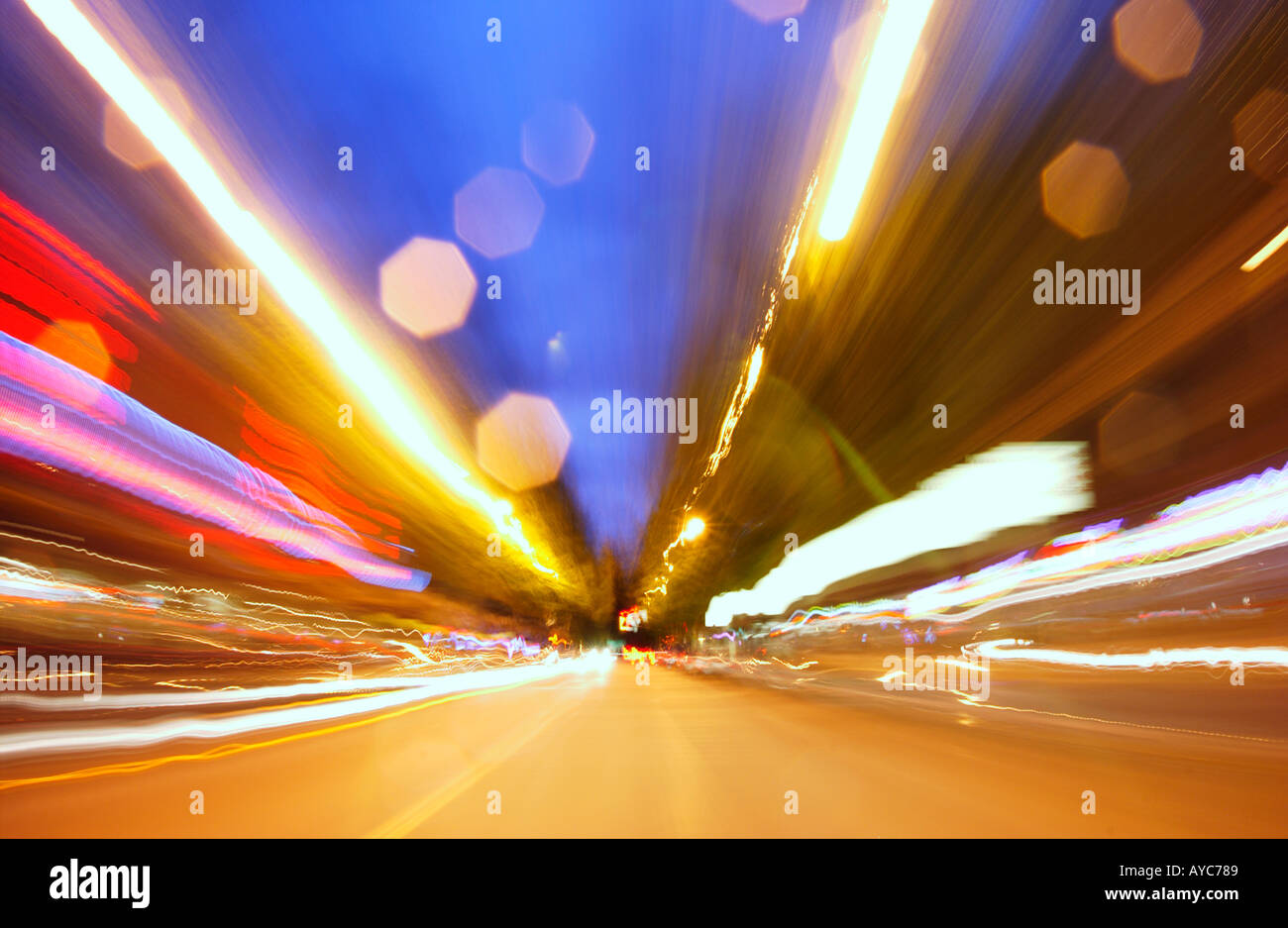 Blick vom vorderen Stoßstange eines Autos mit Lichtern und Straße von Schlieren Stockfoto