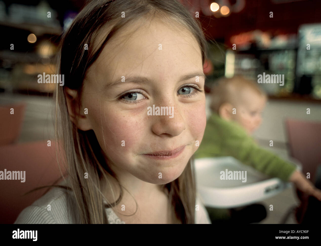 sieben Jahre alte Mädchen grinst Stockfoto