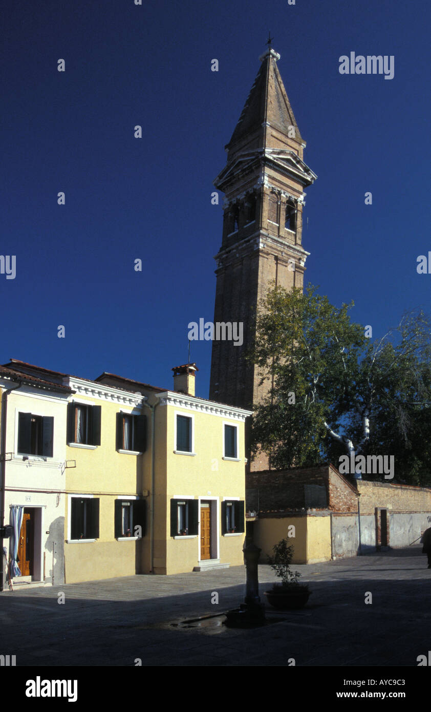 Schiefen Kirchturm, Burano, Venedig, Italien. Stockfoto
