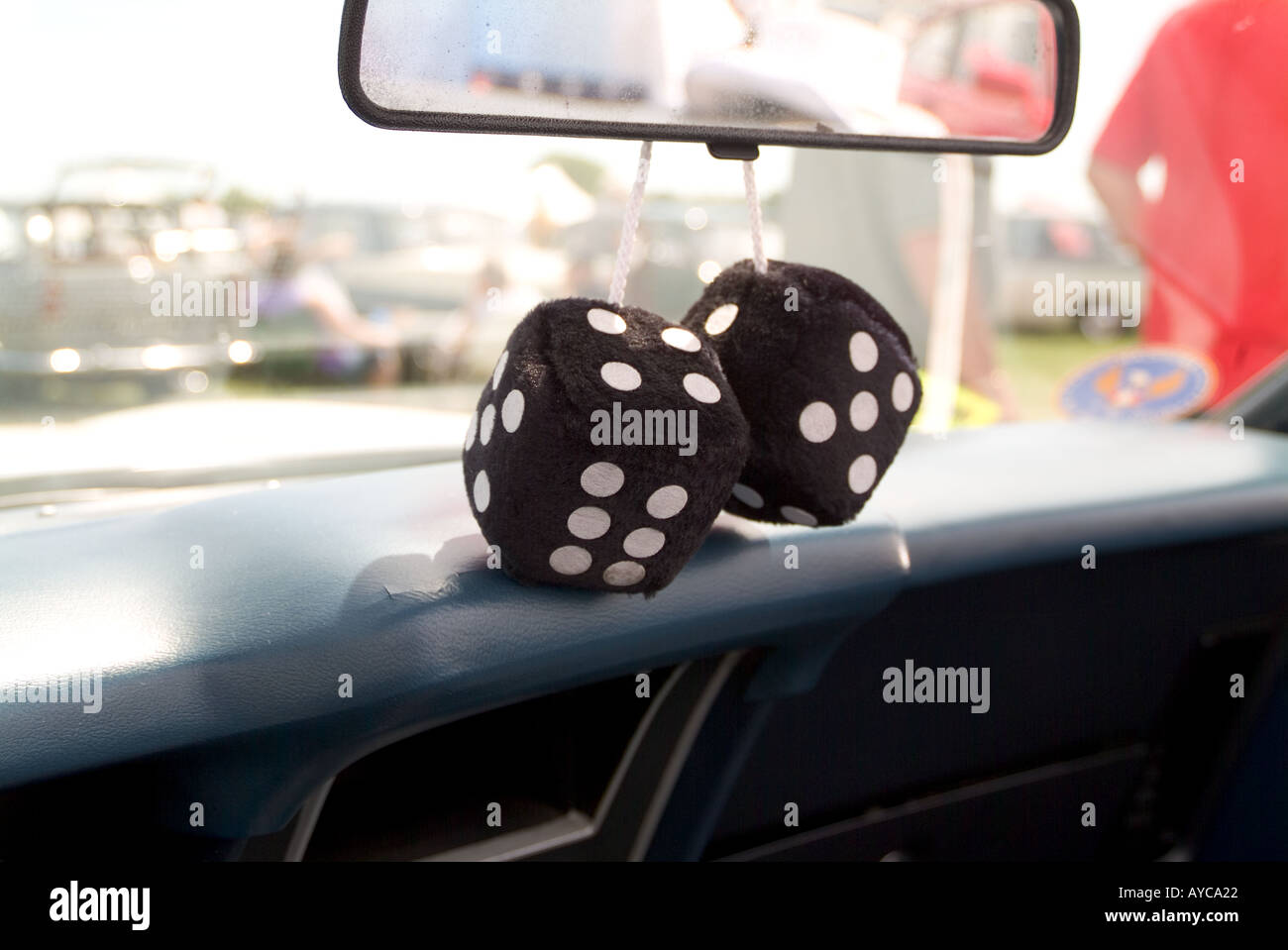 flauschigen fuzzy Dice haben benutzerdefinierte Auto 1970 70er ninteen Stockfoto