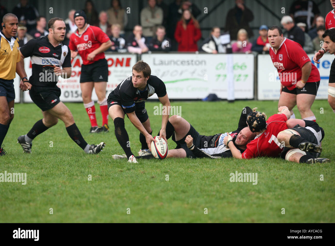 Rugby, Scrum halb Pässe nach Tackle - Cornish All Blacks Vs London Welsh Stockfoto