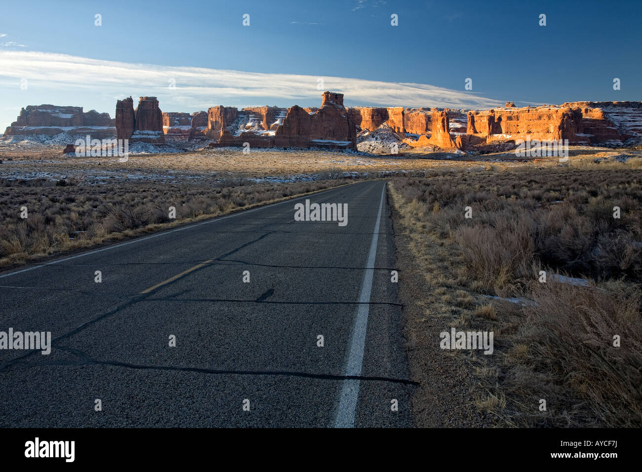 Sonnenaufgang-Schein auf Felsformationen mit Winterschnee im Arches National park Stockfoto