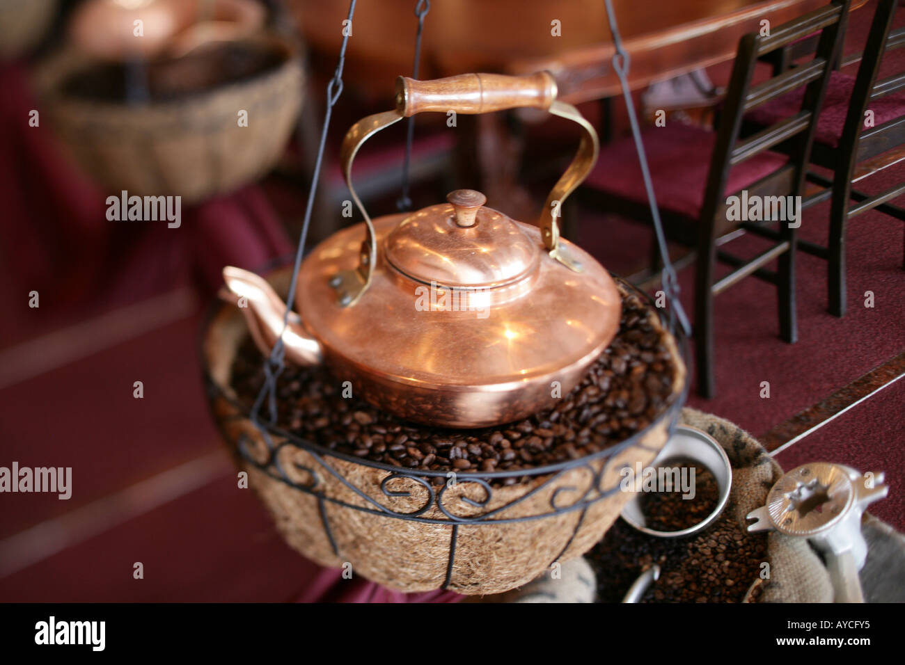 Coffee-Shop-Detail mit Bohnen und alte Kupferkessel Stockfoto