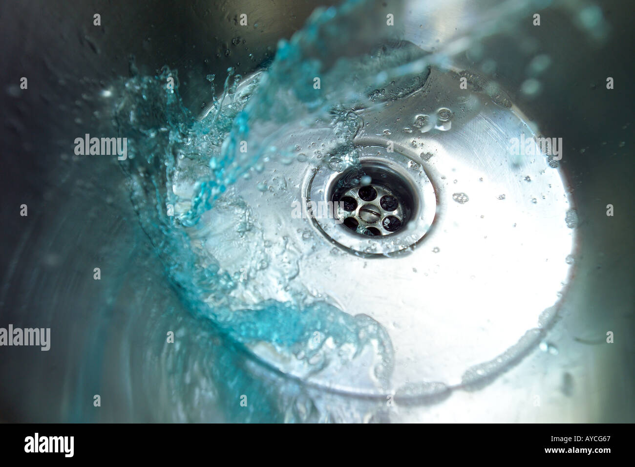 Wasser Rauschen durch zahnärztliche Edelstahlspüle Stockfoto