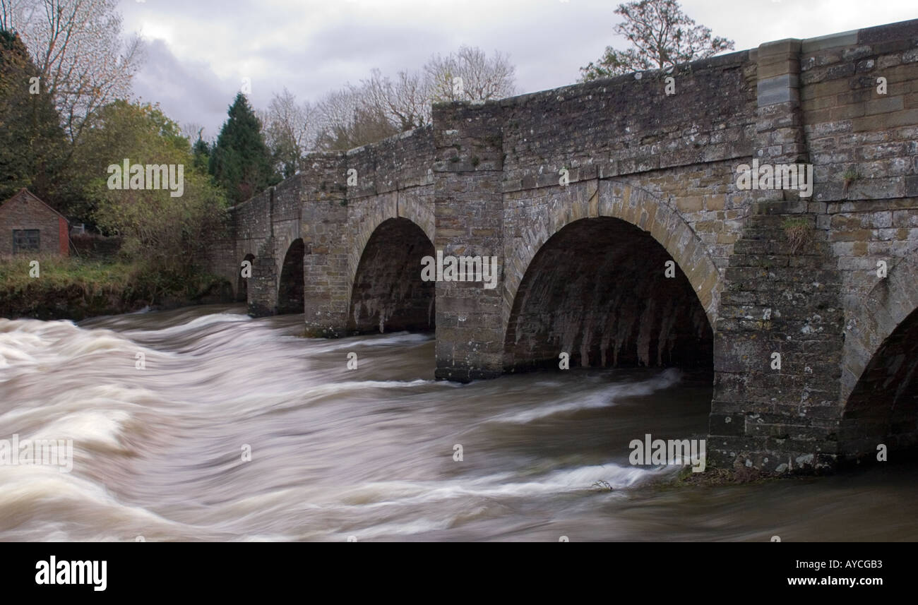 Flusswasser Rauschen unter den Bögen der alten Steinbrücke Stockfoto
