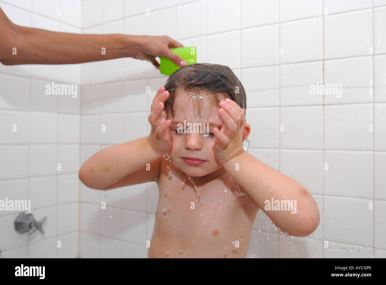 Kind, Haare in der Wanne gewaschen Stockfoto