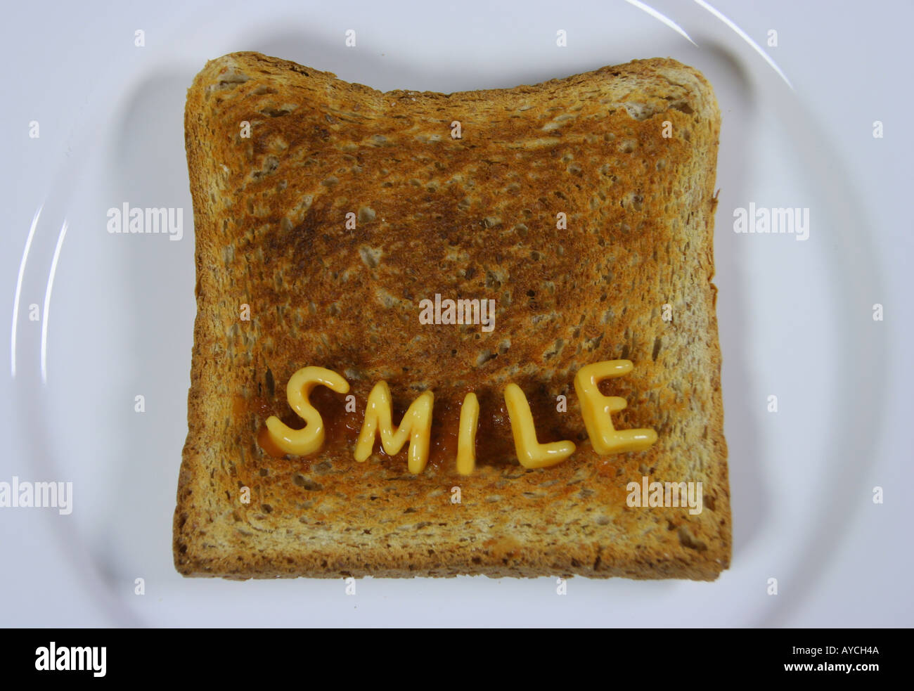 das Wort Lächeln auf Toast mit Alphabetti Spaghetti Nudelformen geschrieben Stockfoto