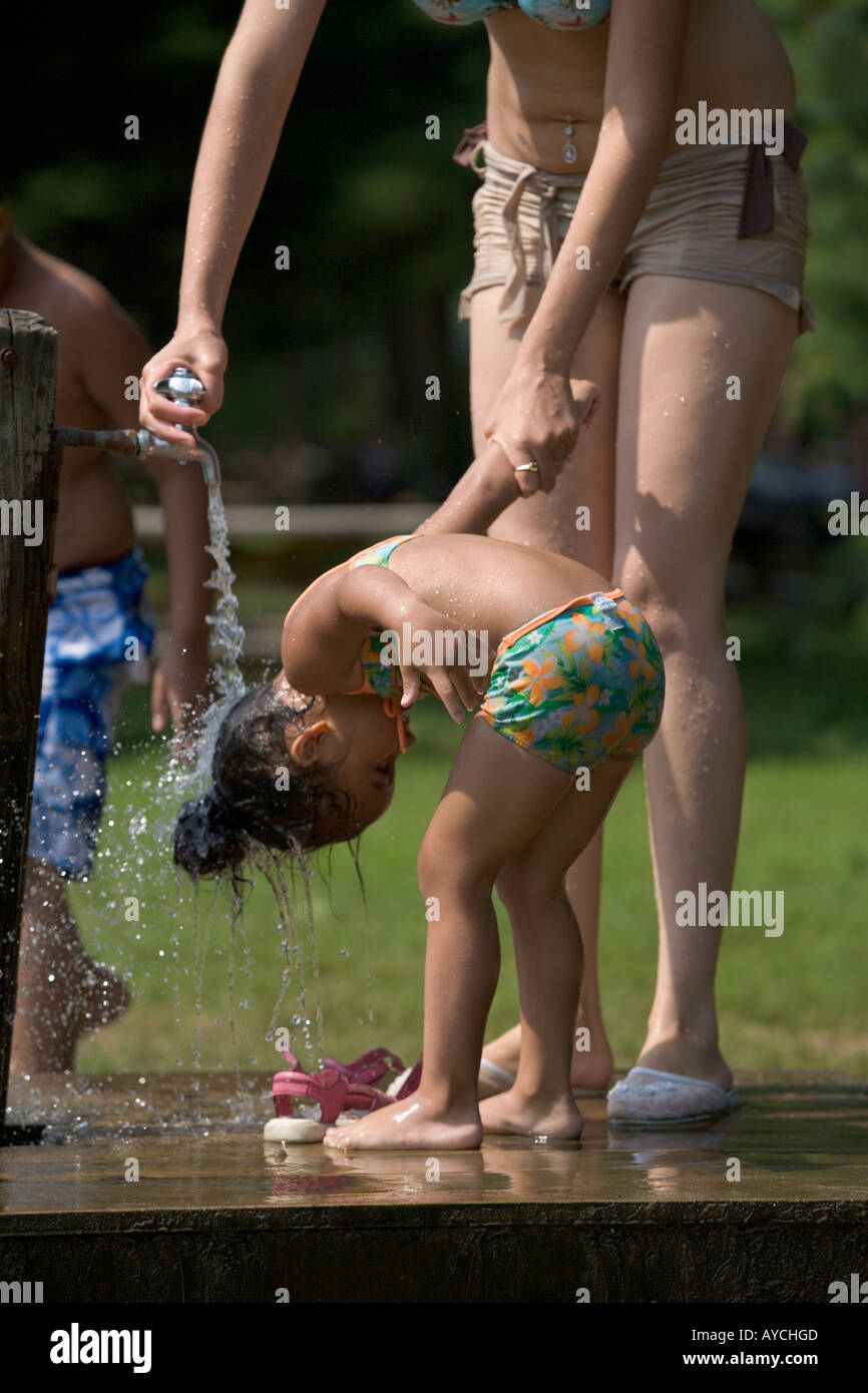 Eine Mutter kühlt ihr Kind während einer Hitzewelle im Sommer in New England, Connecticut USA Stockfoto