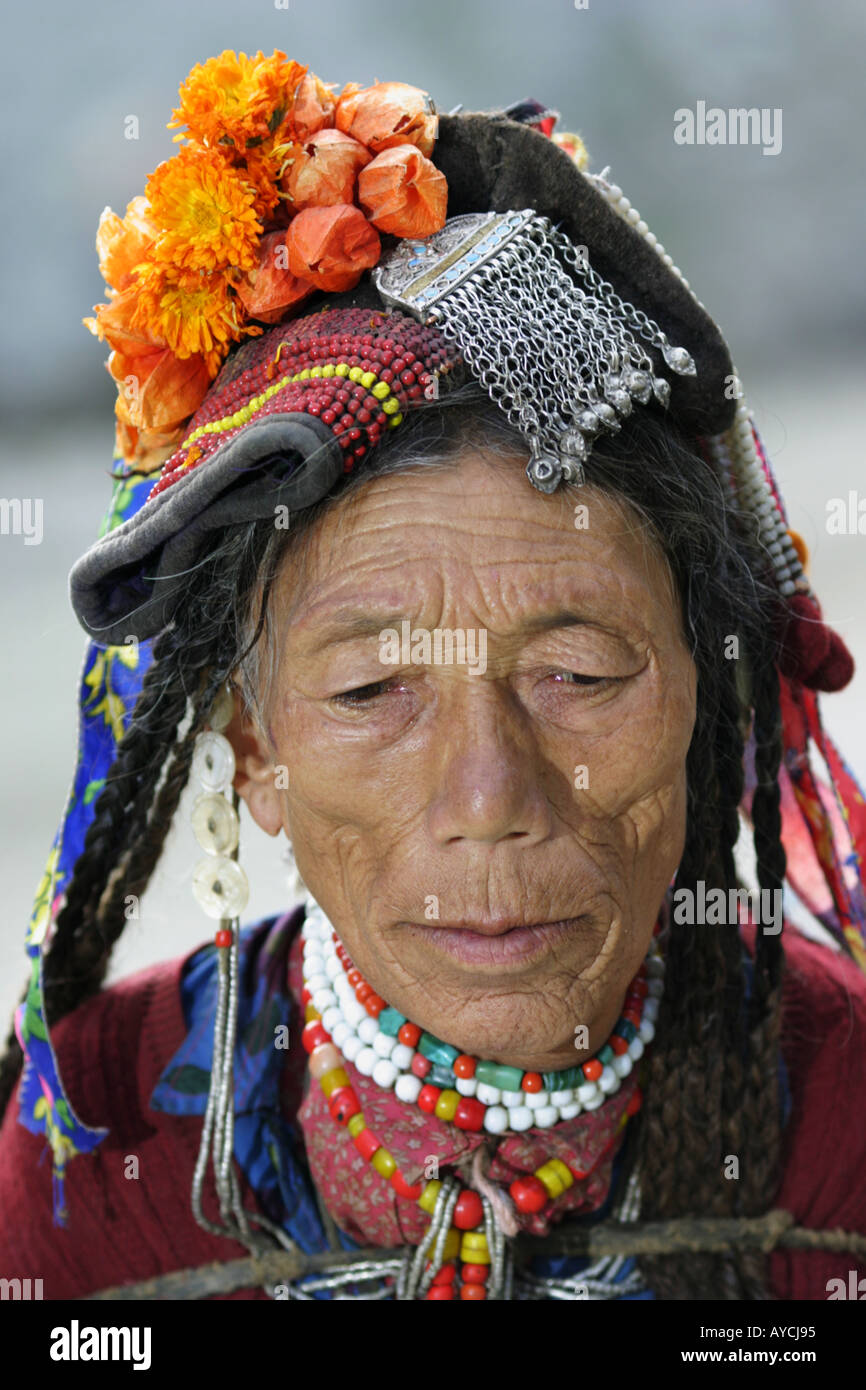 Traditionelle Kopfbedeckung der Dard. Dard-Stammesangehörigen sind eines der reinsten Arische Stämme in der Region Ladakh, Indien Stockfoto