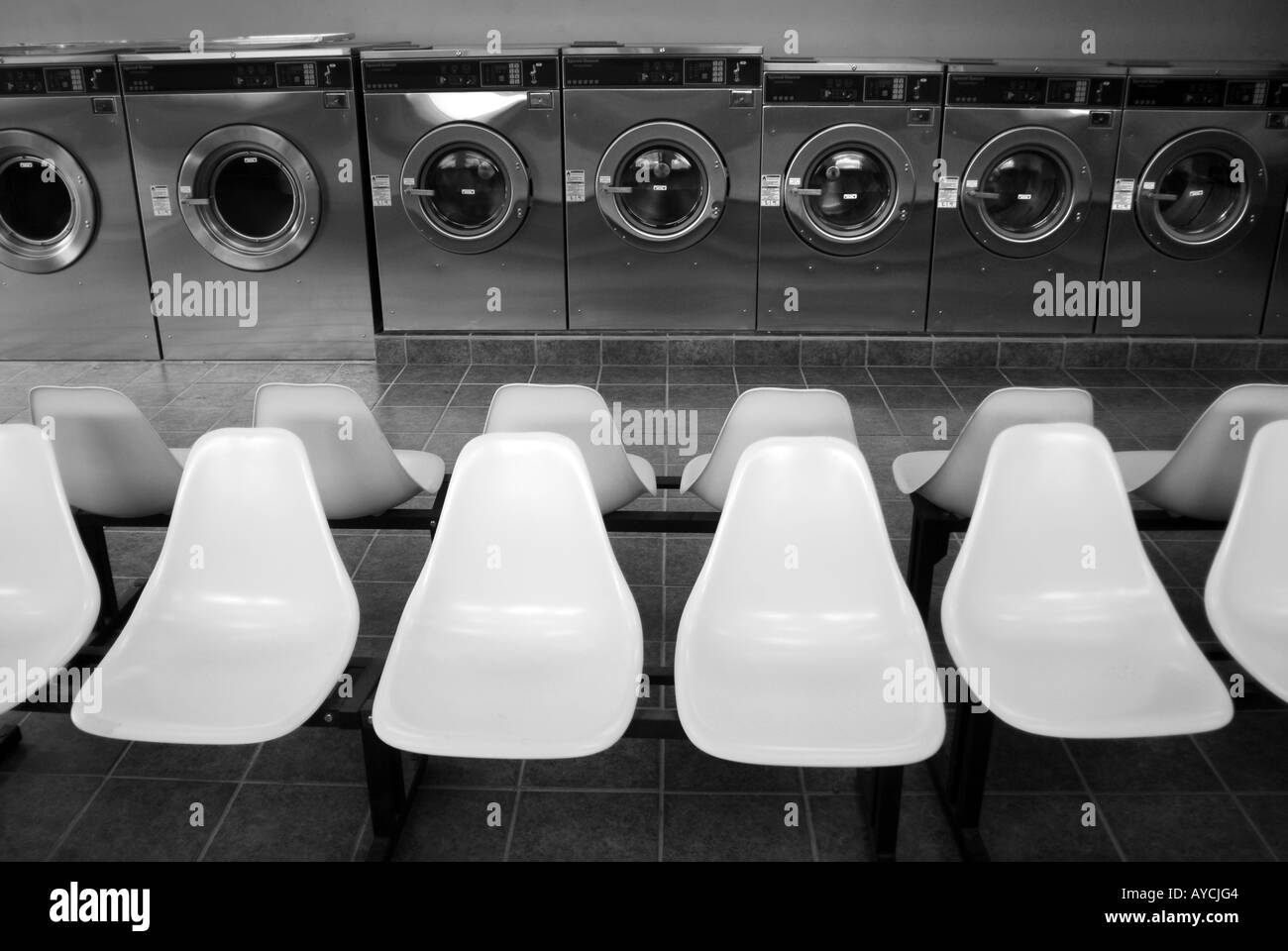 Waschsalon mit Trocknern und Sitze und Trockner Stockfotografie - Alamy