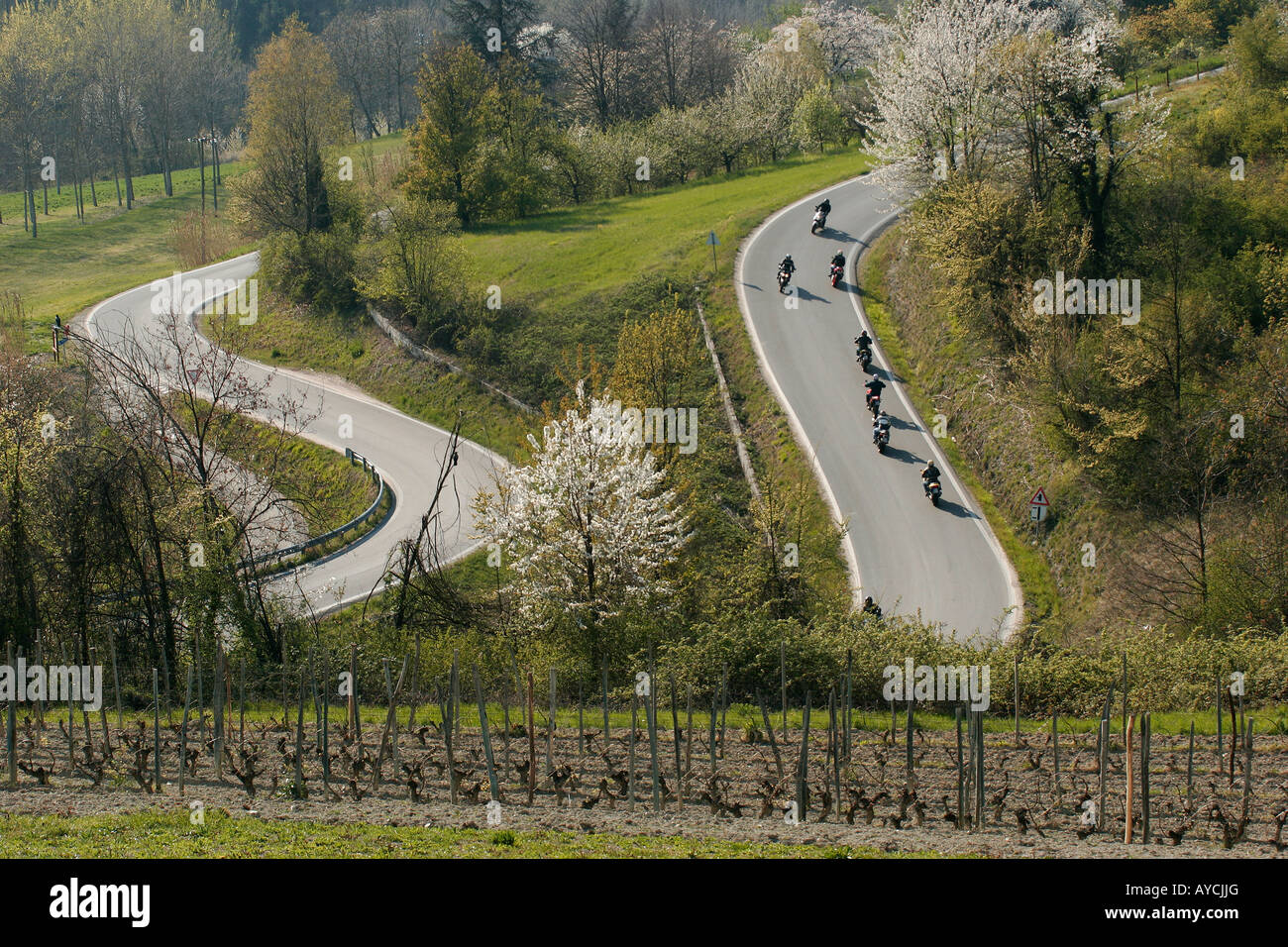 Motorrad Reisen in einem sonnigen Frühlingstag. Berzano San Pietro, Piemont, Italien Stockfoto