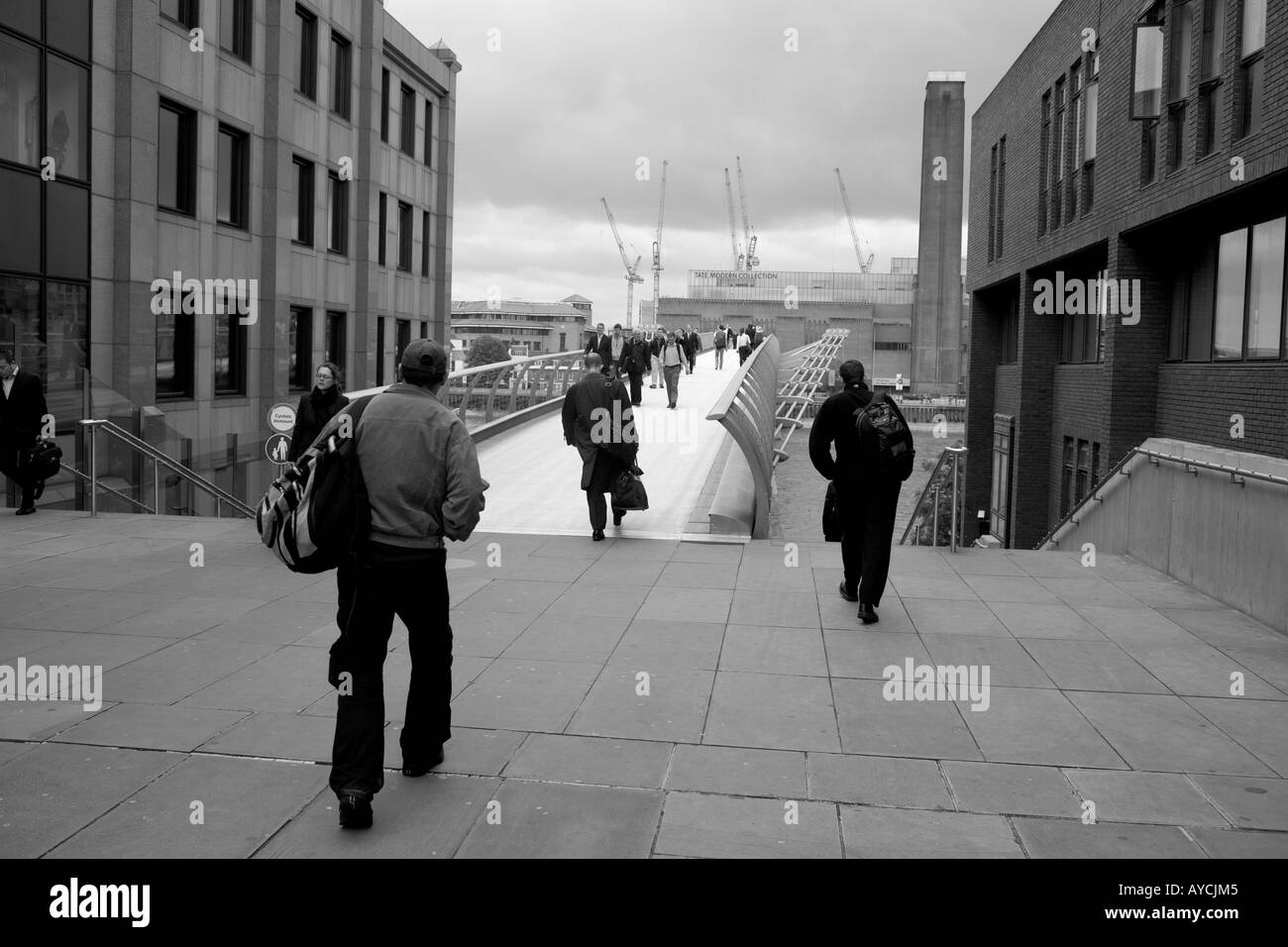 Fußgänger überqueren die Millennium Bridge, London, UK, England Stockfoto