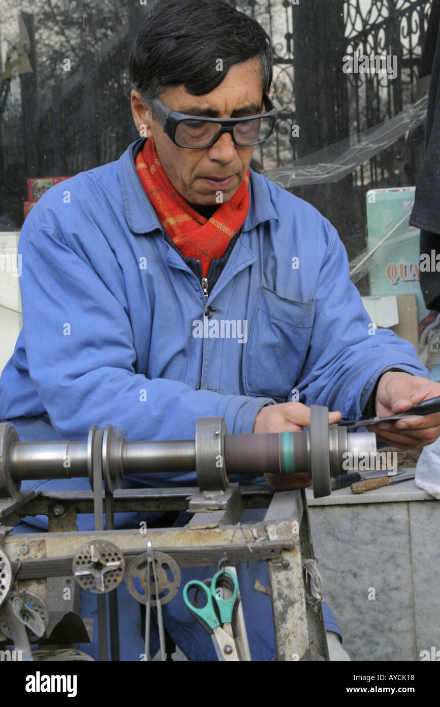 Metallurgie-Arbeiter mit blauen Overall, Samarkand, Usbekistan Stockfoto
